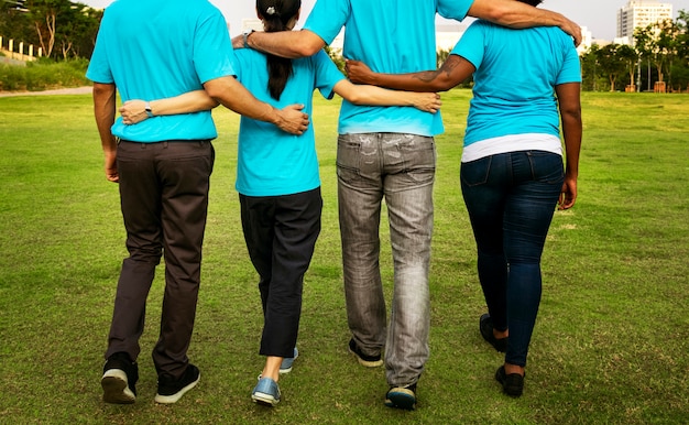 Gratis foto groep gelukkige en diverse vrijwilligers