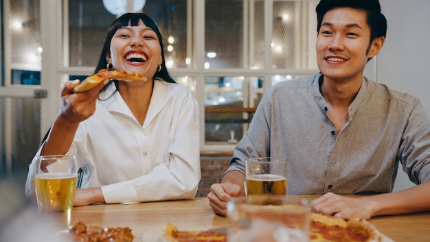 Groep gelukkige toeristische jonge Aziatische vrienden die alcohol of ambachtelijk bier drinken en een feest hebben in de nachtclub op The Khao San Road.