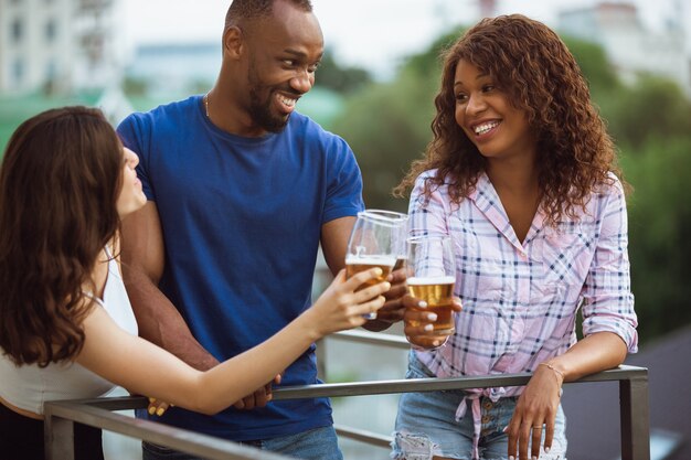 Groep gelukkige vrienden die een bierfeestje hebben in de zomerdag