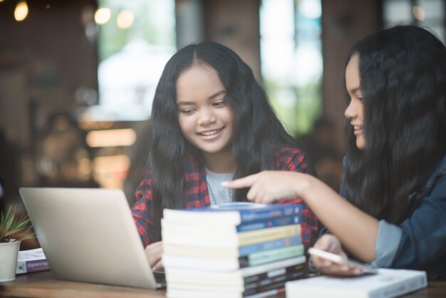 Groep gelukkige vriendenstudent die over kennis in koffie spreken