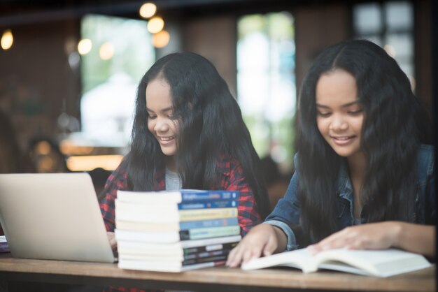 Groep gelukkige vriendenstudent die over kennis in koffie spreken