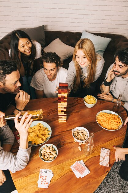 Groep goede vrienden die tafelbladspel spelen