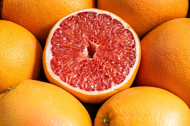 Gratis foto groep grapefruits klaar voor verkoop op de markt