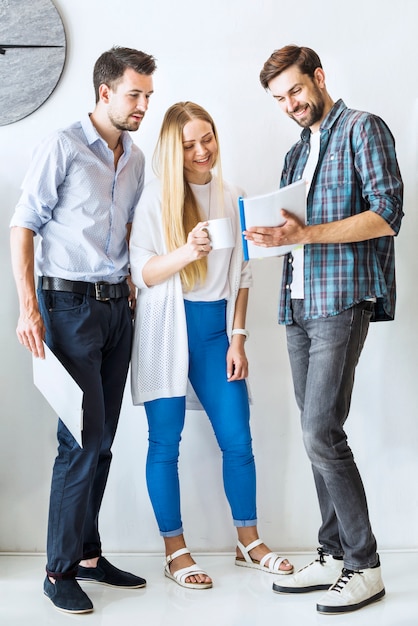 Gratis foto groep jong zakenlui die document in bureau bekijken