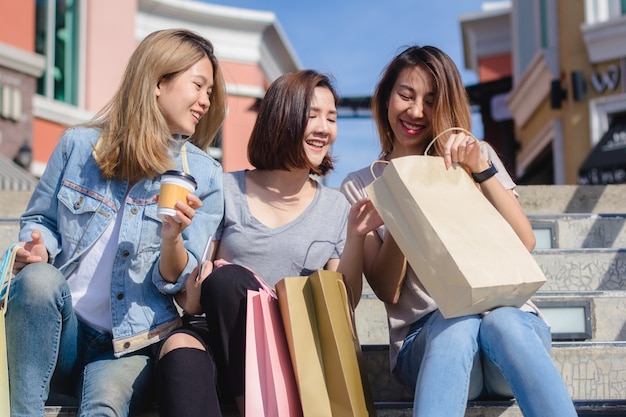 Gratis foto groep jonge aziatische vrouw die in een openluchtmarkt met het winkelen zakken in hun handen winkelt