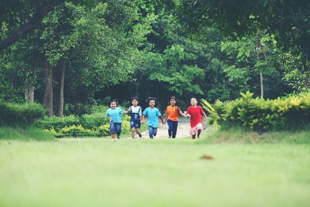 Groep Jonge Kinderen die en in het park lopen spelen