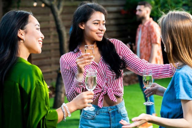 Gratis foto groep jonge meisjes met champagneglazen