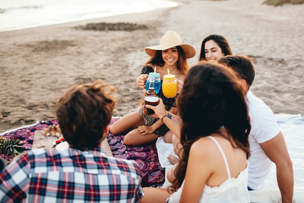 Groep jonge mensen die een strandfeest hebben