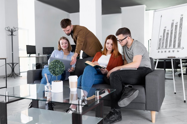 Groep jonge mensen op het werk