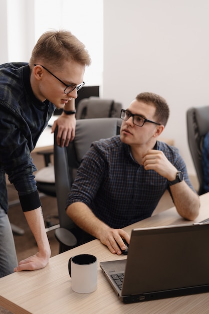 Groep jonge mensen uit het bedrijfsleven die werkzaam zijn in het kantoor