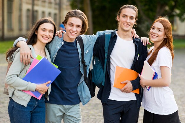 Groep jonge studenten gelukkig herenigd