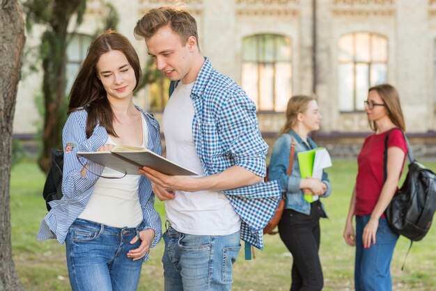 Groep jonge studenten voor schoolgebouw