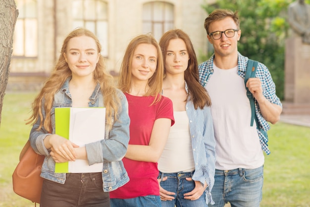 Groep jonge studenten voor schoolgebouw