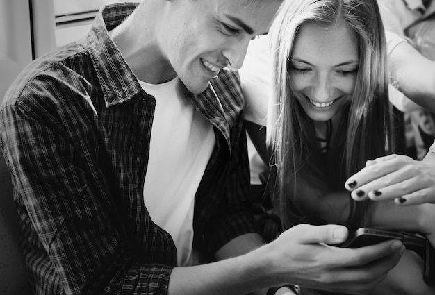 Gratis foto groep jonge volwassen vrienden die smartphones in de metro gebruiken