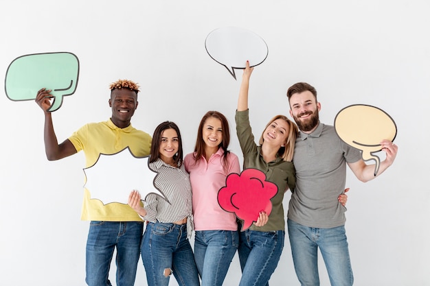 Gratis foto groep jonge vrienden die praatjebel houden