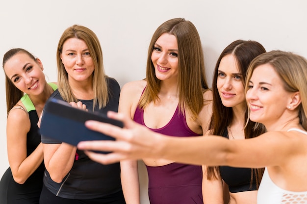 Gratis foto groep jonge vrouwen die een selfie nemen