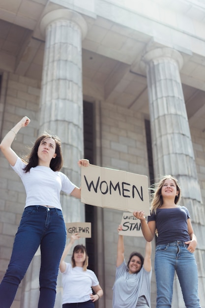 Gratis foto groep jonge vrouwen die samen protesteren