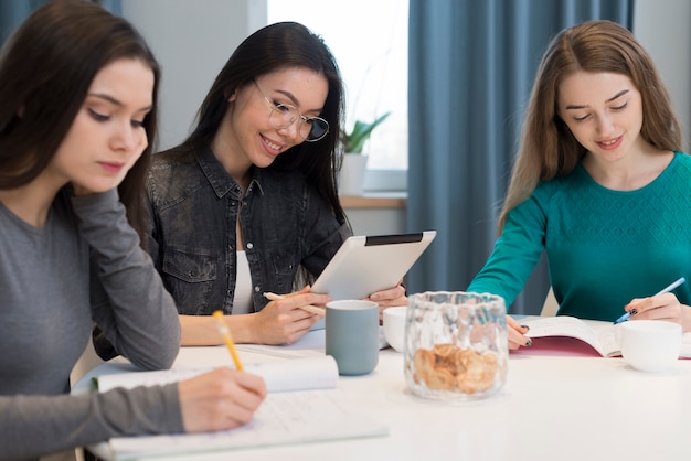 Groep jonge vrouwen die thuis samenwerken