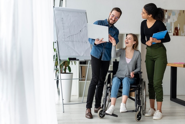 Gratis foto groep jongeren die aan een project samenwerken