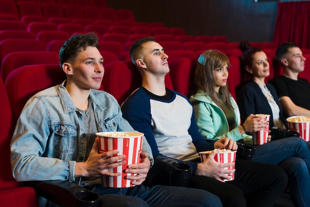 Groep jongeren in de bioscoop