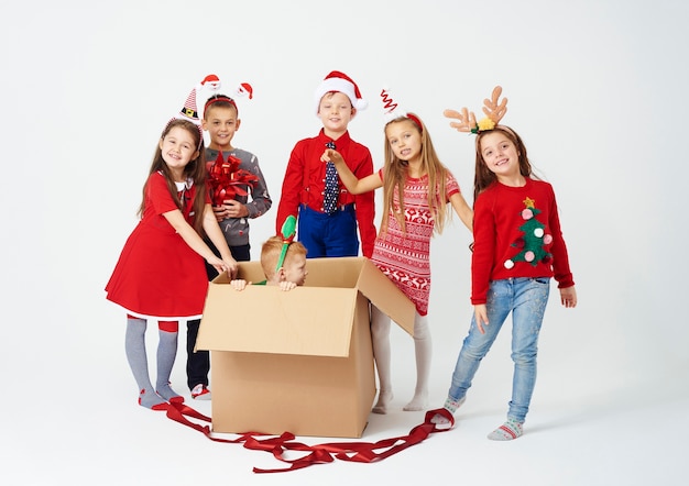 Groep kinderen die Kerstmisverrassing voorbereiden