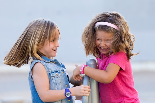 Gratis foto groep kinderen die plezier hebben in het park.