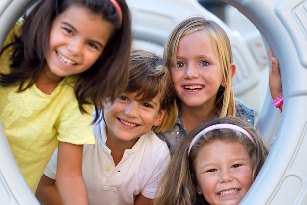 Gratis foto groep kinderen die plezier hebben in het park.