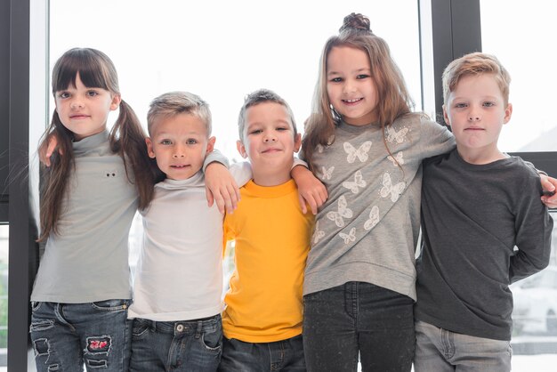 Groep kinderen die samen stellen