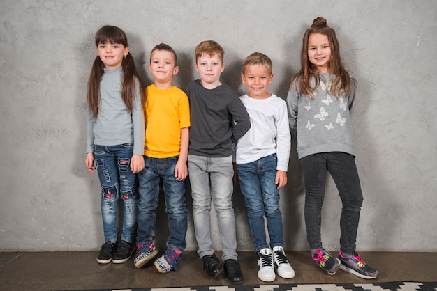 Groep kinderen die samen stellen