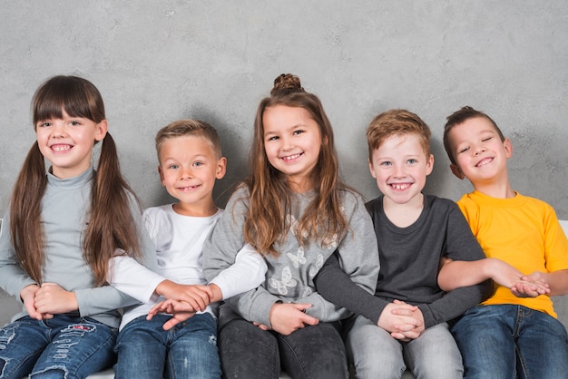 Groep kinderen die samen stellen