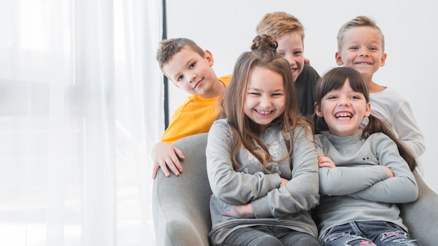 Groep kinderen die samen stellen