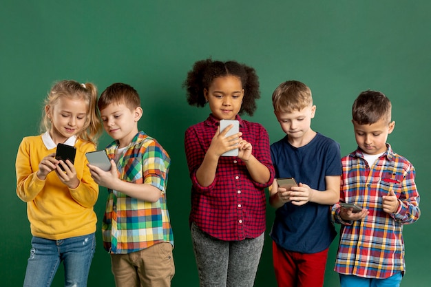 Groep kinderen die telefoons gebruiken