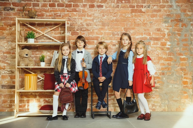 Groep kinderen tijd samen doorbrengen na school. Knappe vrienden rusten na de lessen voordat ze huiswerk gaan doen