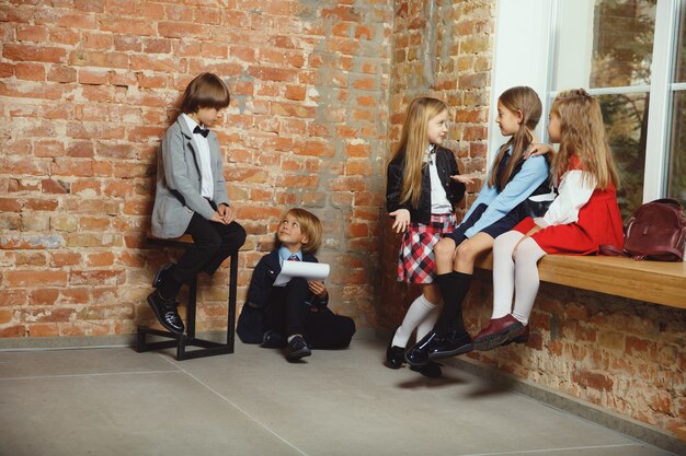 Groep kinderen tijd samen doorbrengen na school.