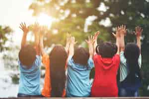 Gratis foto groep kinderen vrienden arm rond elkaar zitten