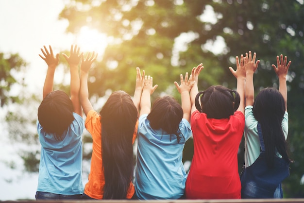 Groep kinderen vrienden arm rond elkaar zitten