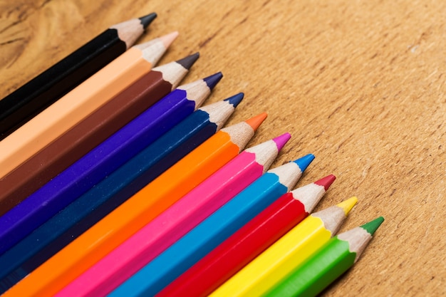 Groep kleurrijke potloden op de tafel