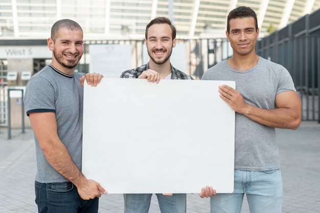 Groep mannen staan samen