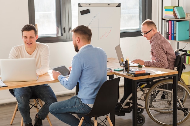 Gratis foto groep mannen werken samen aan een project