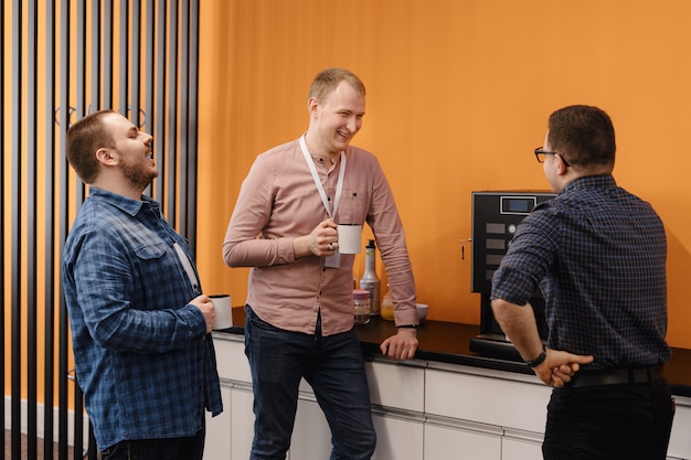 Groep medewerkers met een koffiepauze