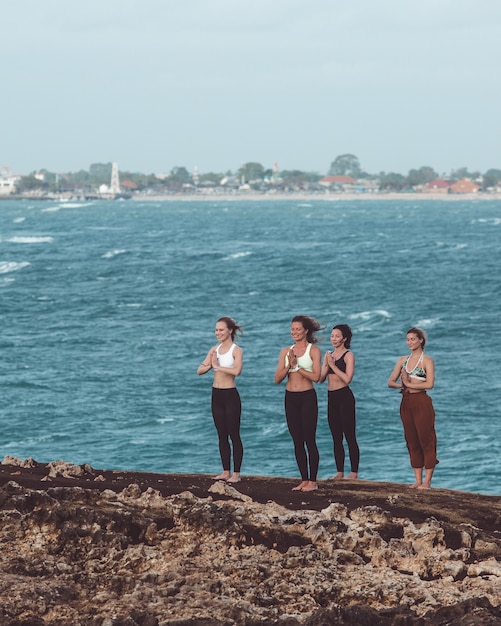 groep meisje doet yoga