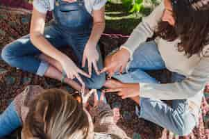 Gratis foto groep meisjes die stervorm met hun vingers maken