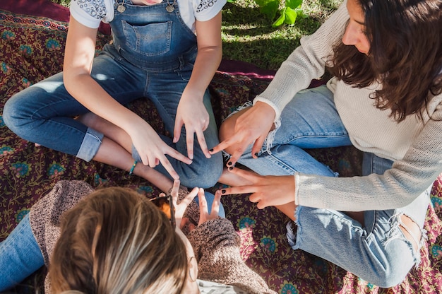 Groep meisjes die stervorm met hun vingers maken