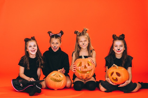 Groep meisjes gekleed in Halloween-kostuums in studio