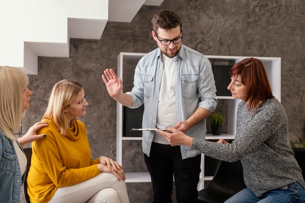 Gratis foto groep mensen bij therapiesessie