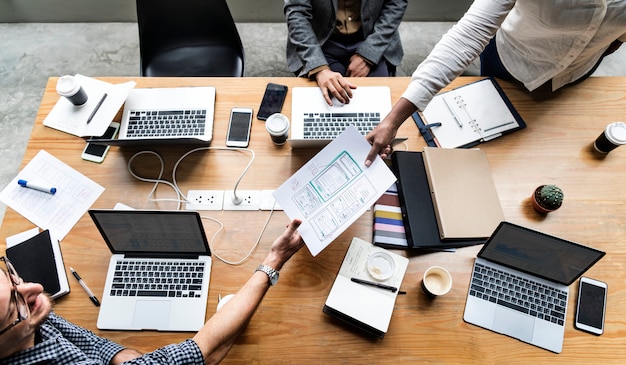 Groep mensen die aan websitemalplaatje werken