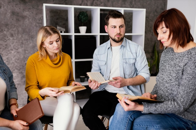 Groep mensen die boeken lezen tijdens therapiesessie