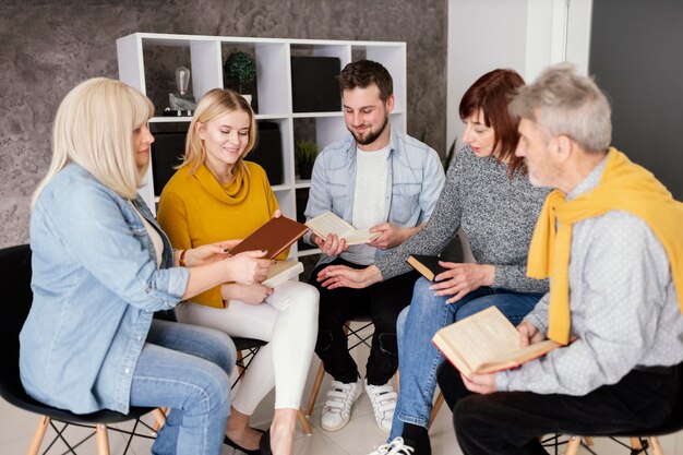 Groep mensen die boeken lezen tijdens therapiesessie