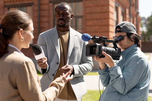 Groep mensen die buiten een interview nemen