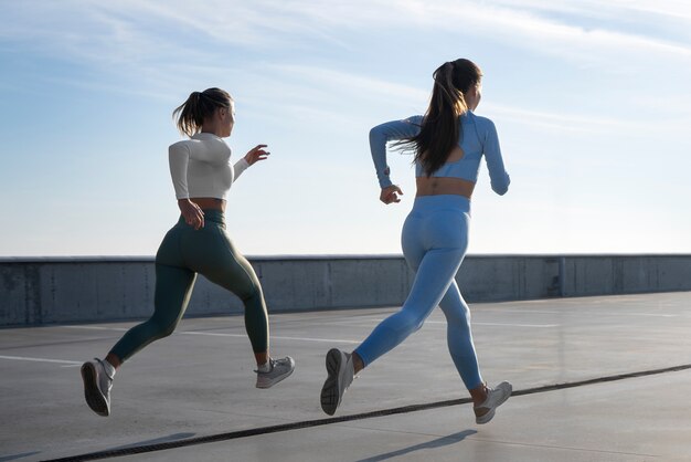 Groep mensen die buiten samen trainen